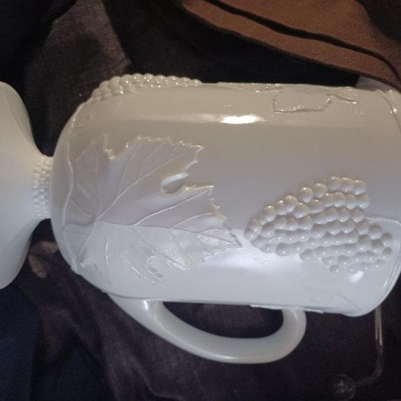 Milk glass - Picture 3 of 3
